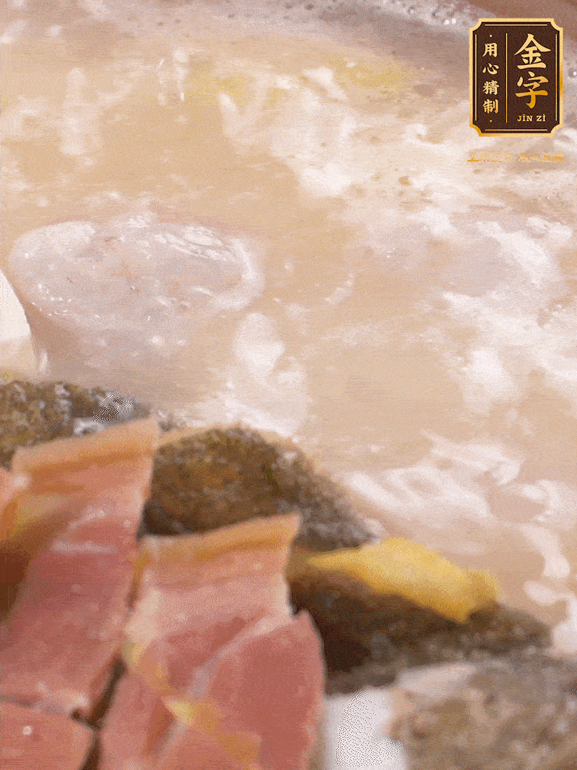 大火煮至沸騰后，轉(zhuǎn)至砂鍋中，繼續(xù)燉煮。這個(gè)時(shí)候可以放入一些自己喜歡吃的配菜比如蝦滑、內(nèi)酯豆腐來添味