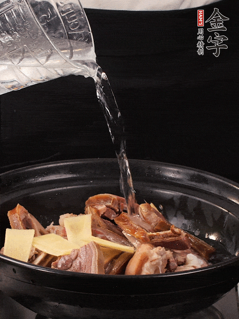 火腿、豬腳放到大砂鍋里，黃酒提鮮，蔥姜去腥，加2kg純凈水沒過食材。水一定要放足，中途最好不能加水