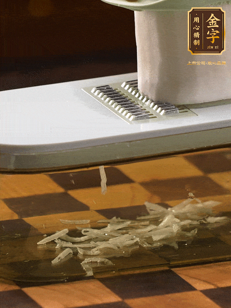 蘿卜切絲 ，加少許的鹽 抓拌均勻后，腌制十五分鐘