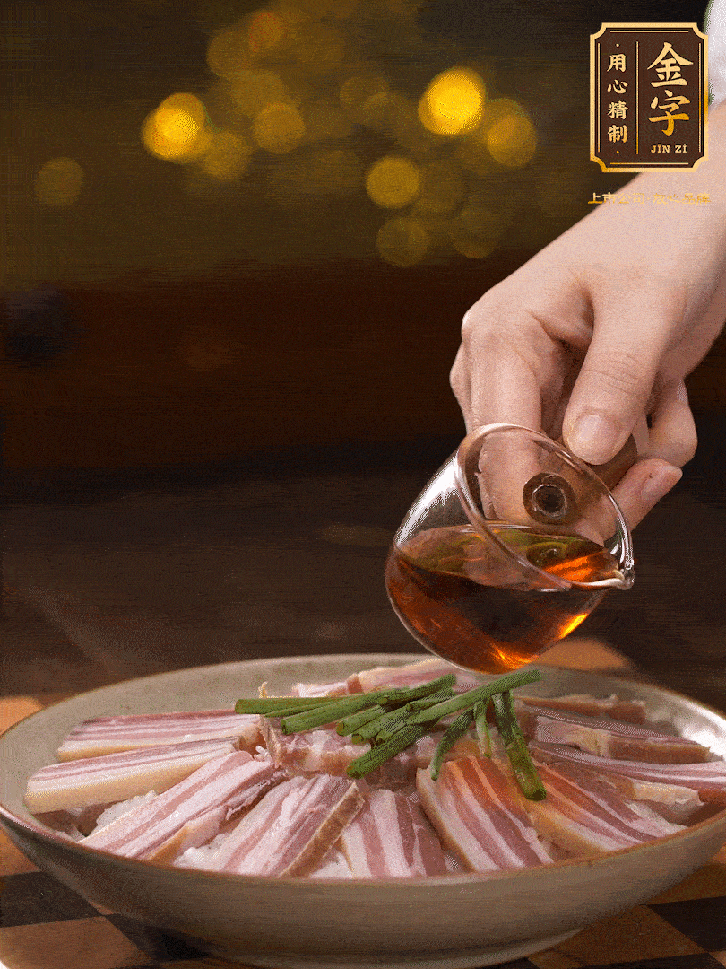 把切好的咸肉，均勻的鋪在蘿卜絲的四周頂部放少許蔥段 淋上少許料酒，放入鍋中 大火蒸二十分鐘