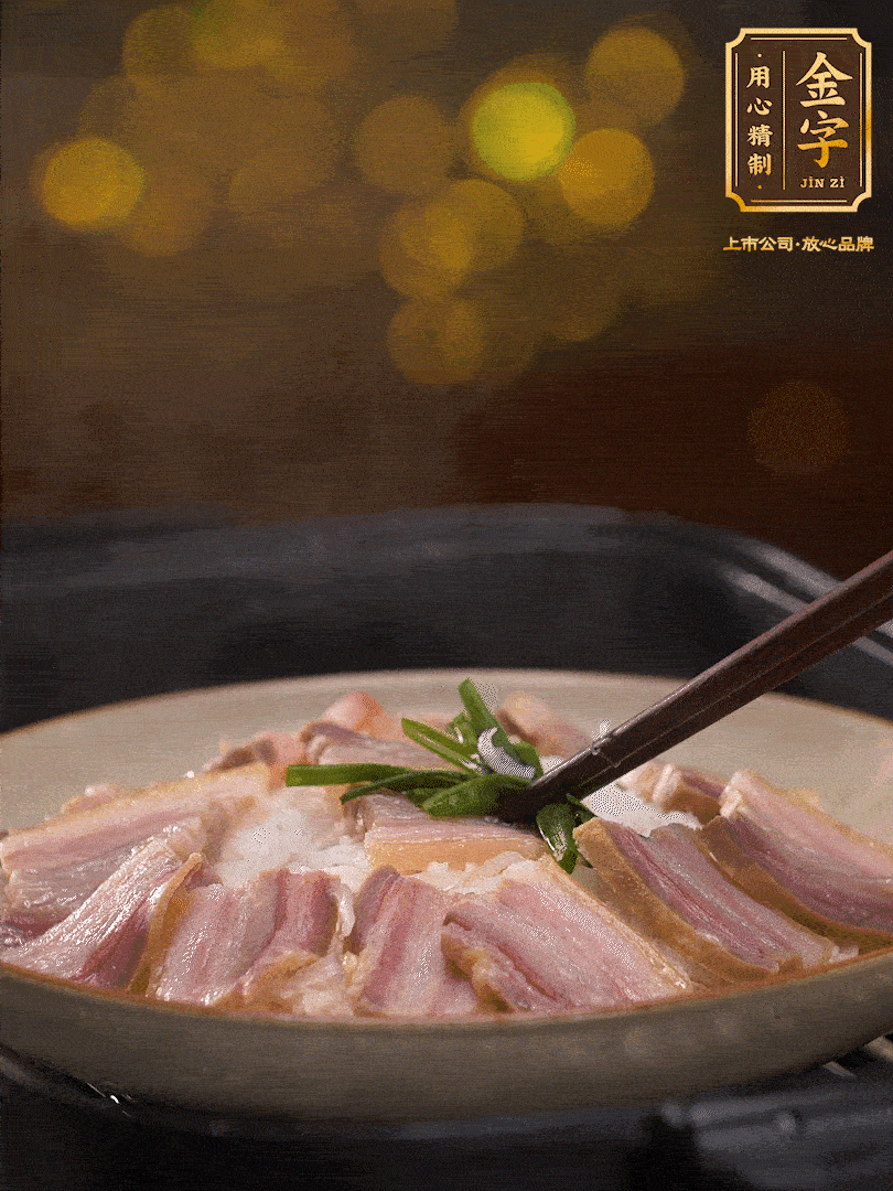 二十分鐘后關(guān)火，去除頂部的蔥段，最后撒上少許的蔥末，就完成了