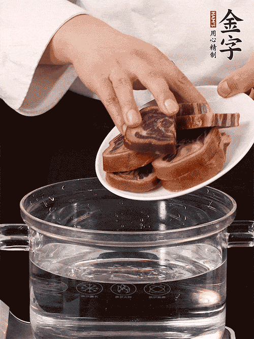 準(zhǔn)備食材。做金銀蹄有2個(gè)關(guān)鍵點(diǎn)：食材上火腿當(dāng)然得選足年發(fā)酵的金字火腿，新鮮豬爪最好選前腳、大小適宜的。