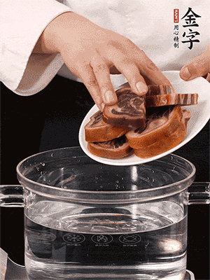 一包200g的金字火腿蹄片恰好搭配一個(gè)新鮮豬爪（豬腳）。都先加蔥姜、料酒焯水一遍，把血水清除后燉出來才能更清澈不油膩。