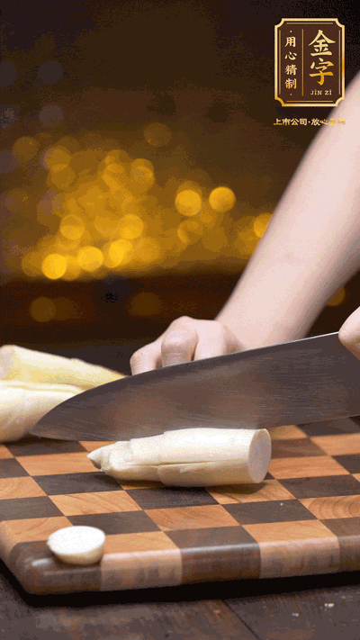 茭白剝?nèi)ネ馄?，去掉根部老硬部分，洗凈切滾刀塊