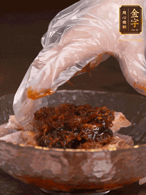 排骨用1勺蠔油、1勺醬油、1勺金字火腿XO醬抓勻腌制半小時