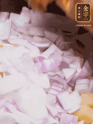 倒入洗干凈的大米、土豆丁、洋蔥碎、排骨、金字火腿xo醬、水