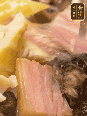 倒入滾燙的熱水，燉煮20分鐘，湯濃汁白