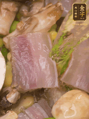 開蓋，放入河蝦繼續(xù)燜煮5分鐘