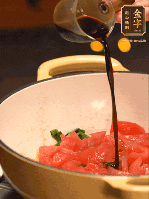 調(diào)味：1勺蠔油、1勺生抽、2轉(zhuǎn)胡椒粉和2勺番茄醬倒入400ml開水，燒至湯汁濃厚