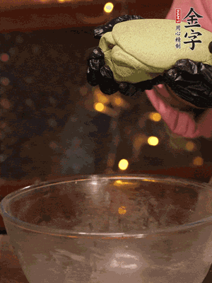 水里放點(diǎn)鹽，燒開后放艾草，一勺小蘇打，撈出浸入涼水，打成艾草泥