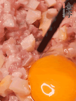 豬肉末、咸肉丁，分次加蔥姜水，一勺糖、一丟白胡椒，春筍丁，打入一個雞蛋