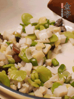 倒入蠶豆、春筍翻炒