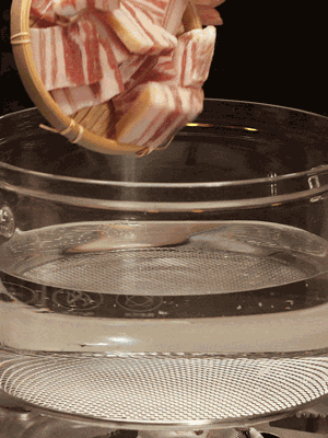 排骨、咸肉，一起下入鍋中，加入蔥，姜，料酒，倒入清水焯水清洗干凈