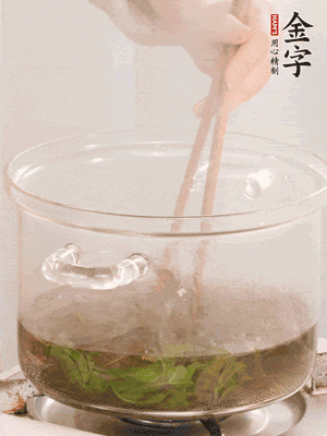 香椿焯水，變色后撈出，切成小段