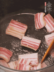 鍋中放菜籽油燒熱，下咸肉、冬筍略微煸炒