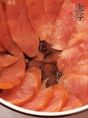 深碗涂抹豬油，頂端鋪枸杞，間隔鋪上香腸、醬油肉片