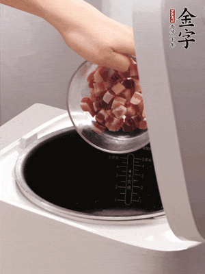 鍋中倒入豬油，油熱后炒熟上海青，給倒少許鹽調(diào)味