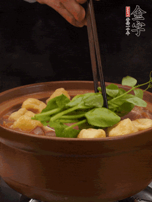 加筒骨煲的經(jīng)典配菜：金字土香腸、油豆腐、千張蓋上蓋子燜一會兒，耐心等候10分鐘。