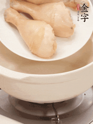 雞腿、火腿、干貝、蒜頭放入砂鍋內(nèi)燉1小時