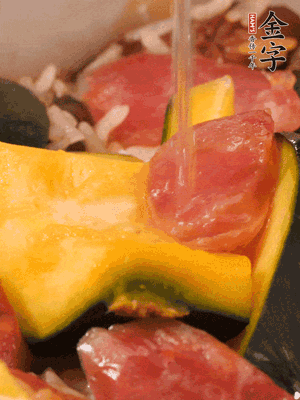 倒入溫開(kāi)水，水量高出米面一個(gè)指節(jié)。