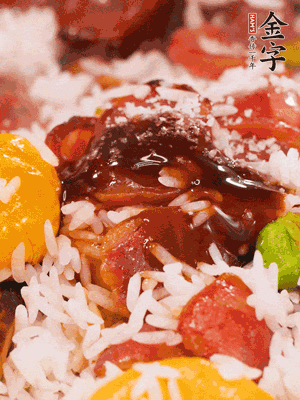 調(diào)醬汁，把蠔油：生抽：老抽：香油按1:2:1:0.5的比例。