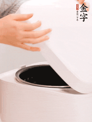 泡發(fā)香菇的水和調(diào)好的醬汁混合在一起，倒入電飯煲中，煮飯。