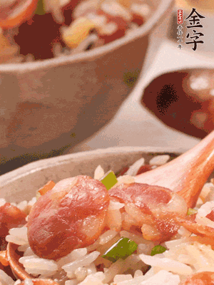 開蓋后，沿鍋邊淋2大勺花生油，大火烤出鍋巴。輕輕翻拌一下，撒點(diǎn)蔥花。