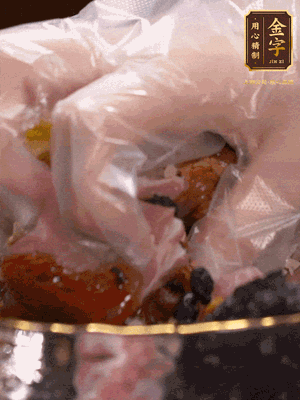 排骨洗凈后（蠔油、生抽、老抽、鹽、糖、淀粉、豆豉、蒜蓉、姜絲）腌制30分鐘