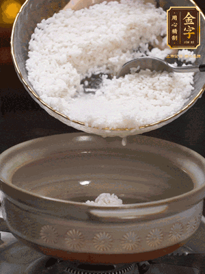 鍋底刷油，倒入米飯，水沒(méi)過(guò)即可，中小火燜10分鐘，戳幾個(gè)洞