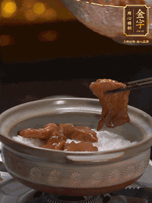 鋪上牛肉，鍋邊淋油在燜5分鐘