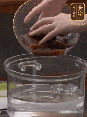 火腿蹄片冷水下鍋，水沸騰后煮5分鐘焯水