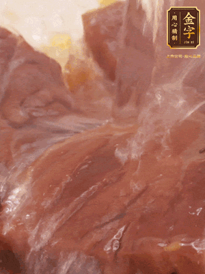 加熱水，2大勺料酒煮20分鐘，再下節(jié)瓜塊煮10分鐘即可