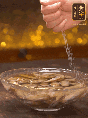 鮮活蟶子反復沖洗干凈，水中加鹽、芝麻香油浸泡30分鐘吐沙