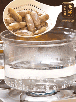 煮一鍋沸水，下蟶子汆燙30秒，撈出浸入冰水，取出蟶子肉