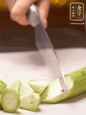 絲瓜去皮，切滾刀塊