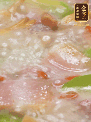 最后下蟶子，一點白胡椒調味，煮到白色湯汁出來。撒點枸杞點綴