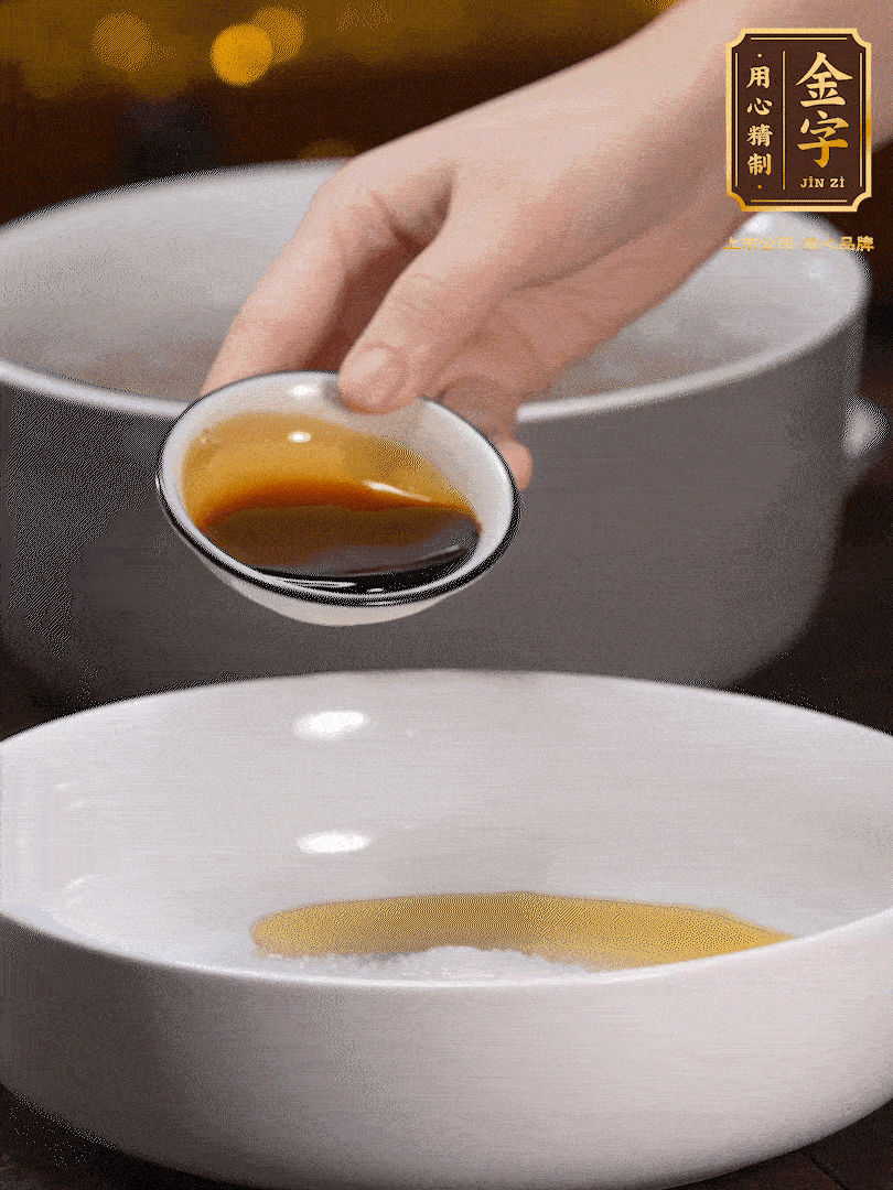 金字鹵牛肉切片，黃瓜切絲