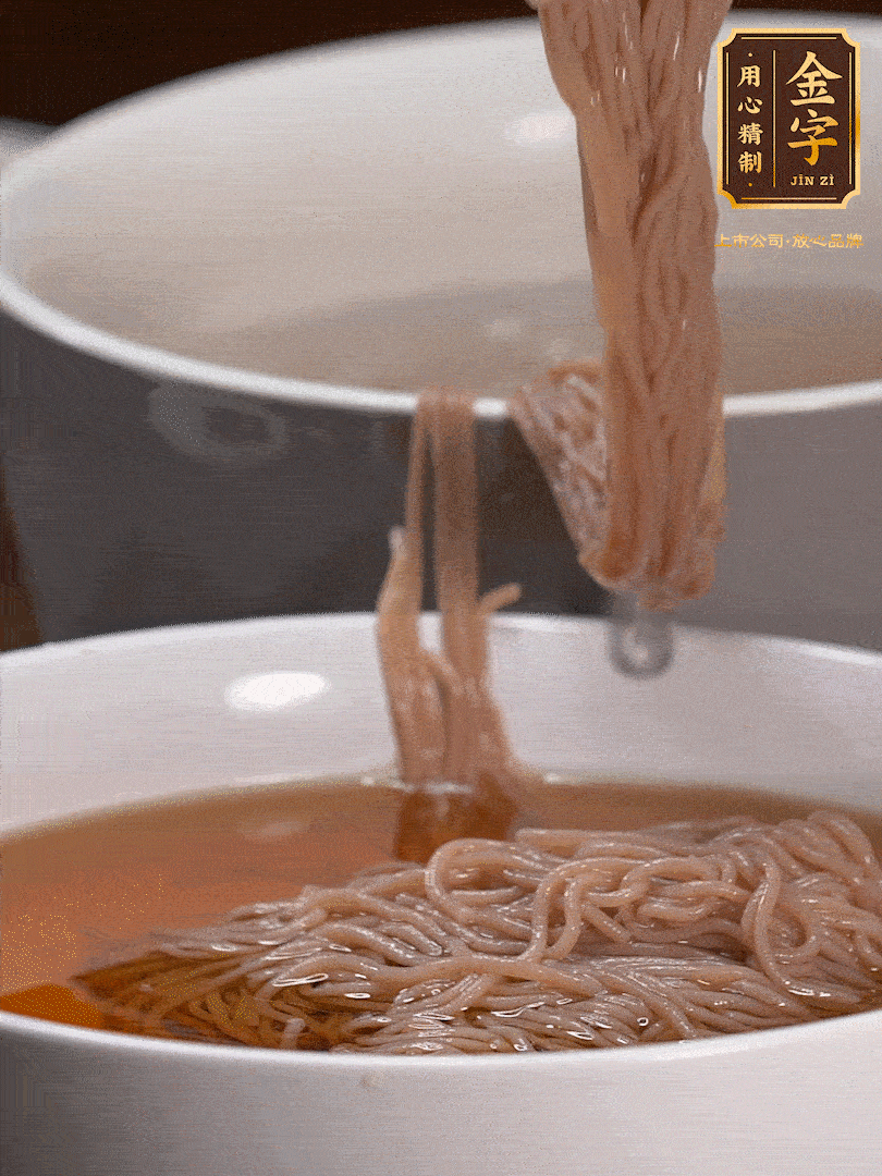 蘋果醋，一點(diǎn)鹽、糖、醬油，兌入涼白開水調(diào)成簡(jiǎn)易冷面湯，放水箱冷藏