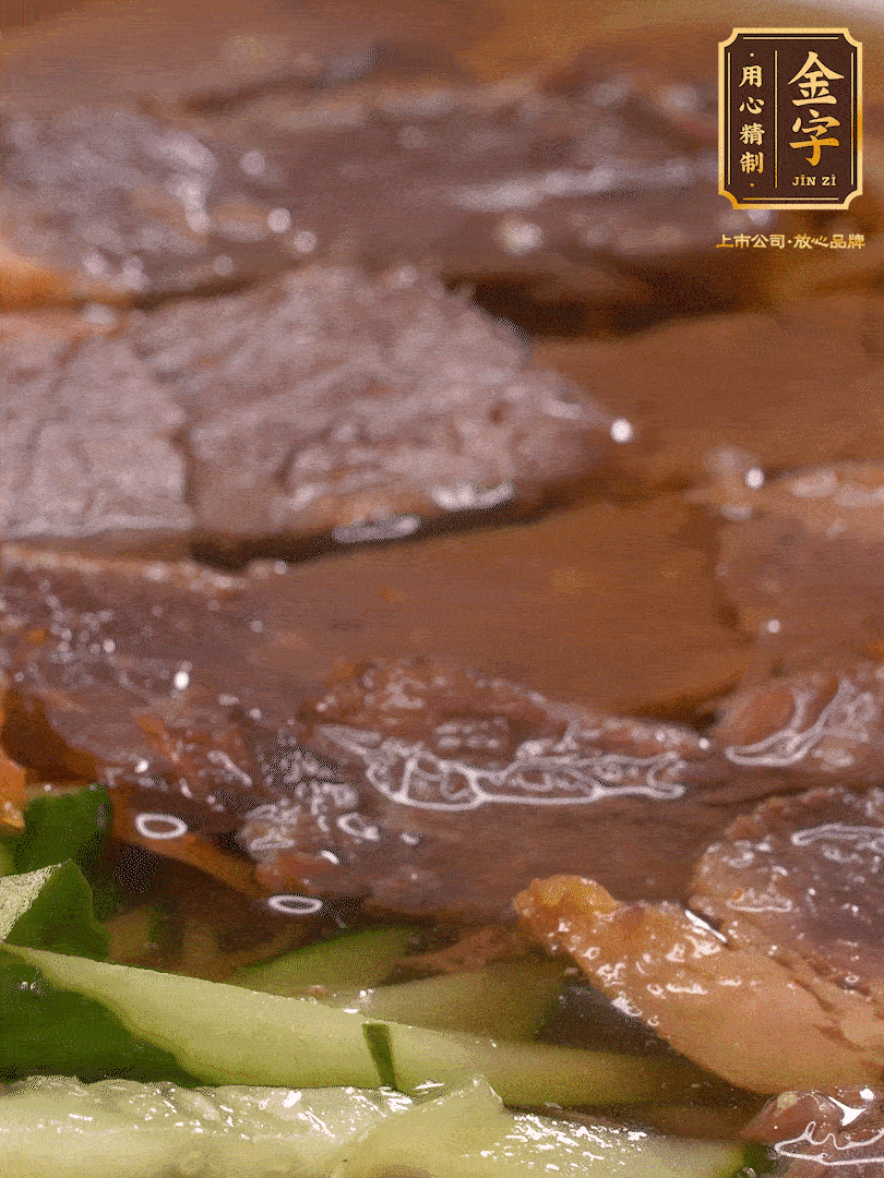 養(yǎng)麥冷面，涼水中清洗浸泡5分鐘，沸水中煮3分鐘，涼水漂洗沖涼