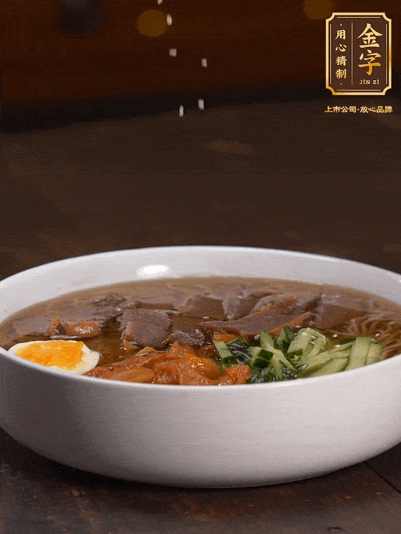 放入冰涼的冷面湯碼上黃瓜絲、泡菜、牛肉、雞蛋，撒點(diǎn)白芝麻