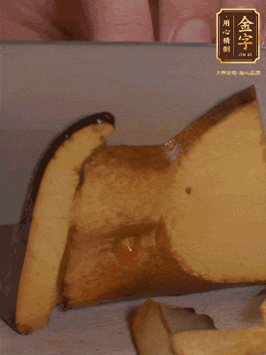 2個(gè)牛肝菌切丁，1個(gè)牛肝菌切片；金字香腸1根切丁，1根切片