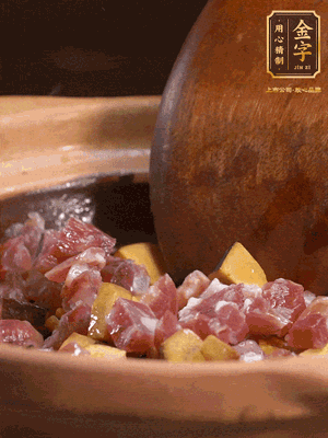 熱油下蒜片，倒入香腸丁、牛肝菌丁翻炒出香味