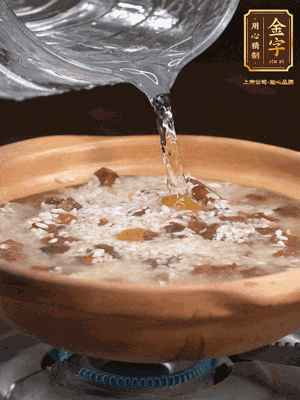 再倒入泡了30分鐘的大米翻拌均勻，加水稍微沒(méi)過(guò)（米水比例1:1），中火燜煮，到冒大泡，大致5分鐘