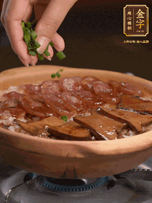 最后鋪上牛肝菌，爭(zhēng)分奪秒地倒上醬汁，撒點(diǎn)小蔥花