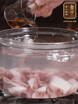 老鴨切塊，鍋里水煮開，鴨肉加姜片、料酒焯水