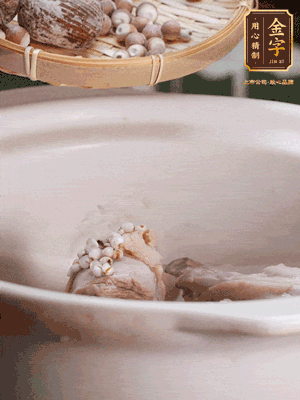 焯好水洗凈的鴨肉、薏米、芡實、蜜棗+適量水煲1小時