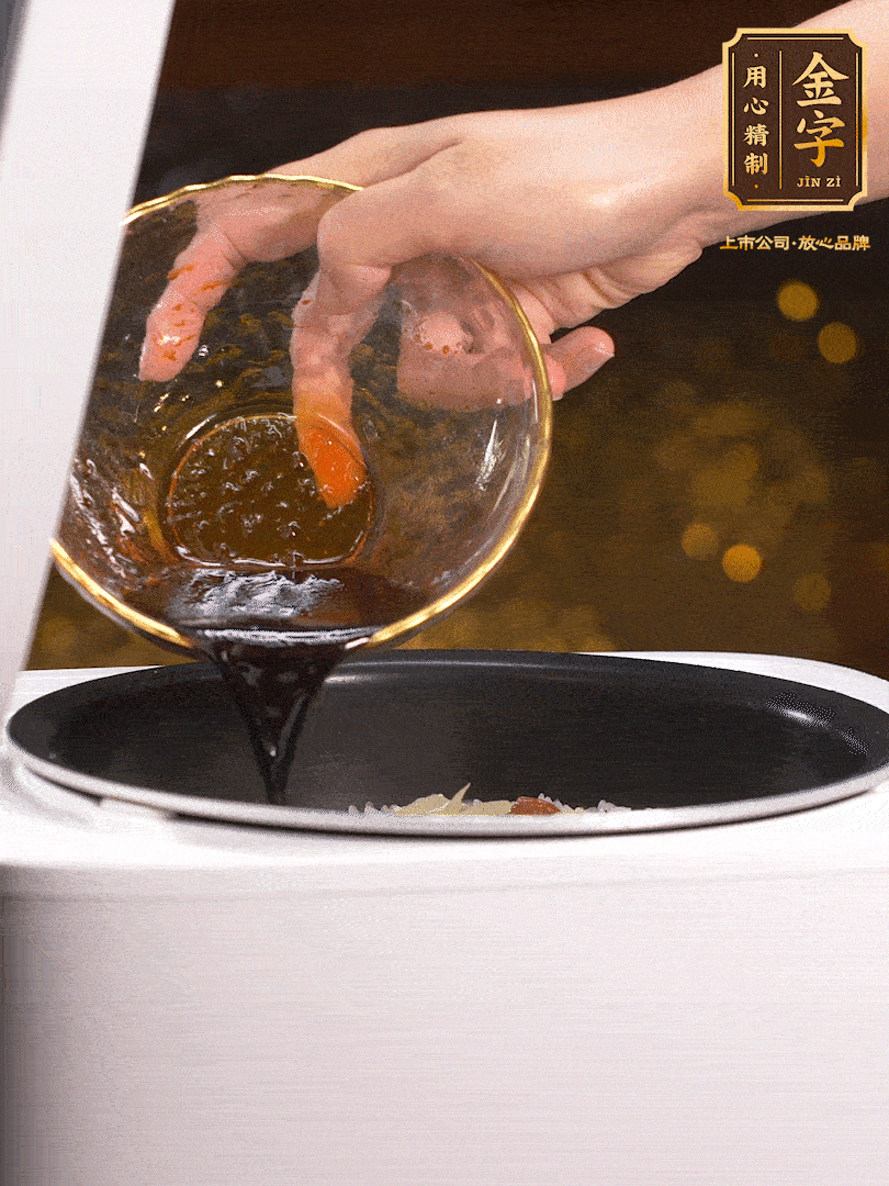 煮好后，淋上醬汁：2勺生抽、1勺老抽、1勺蠔油、半勺白糖、半勺香油、1勺水