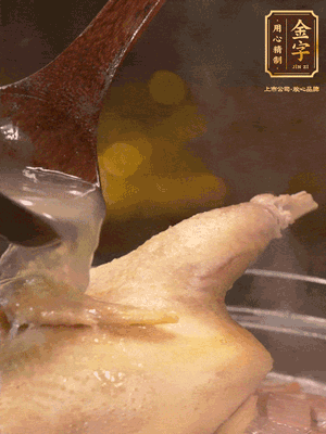 大火燒開后，撇去浮沫。轉(zhuǎn)小火燉2個小時