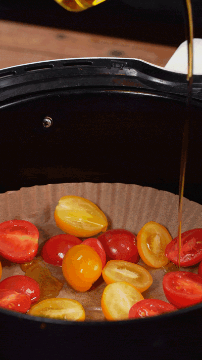 小番茄撒鹽胡椒，空氣炸鍋烤10分鐘至表面變皺