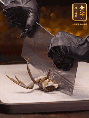 用刷子刷干凈六月黃，一斬二。把蟹蓋、蟹胃拿出來。